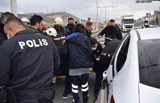 Valilik koruma aracı kaza yaptı: 3’ü polis 4...