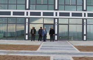Van Gölü manzaralı seyir terası çalışmalarında...