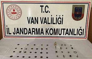 Van’da 53 adet tarihi sikke ve obje ele geçirildi
