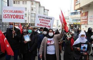 Van’da annelerin evlat nöbeti devam ediyor