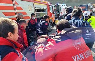 Van’da cam yüklü tır devrildi: 2 yaralı