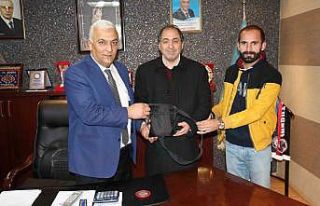 Vanlı taksici aracında unutulan para dolu çantayı...