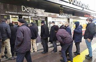 Vatandaş akın akın döviz bozduruyor