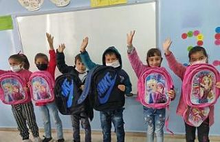 Vefakar öğretmen öğrencilerini yalnız bırakmıyor