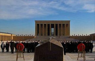 Vefatının 48. yılında İsmet İnönü kabri başında...