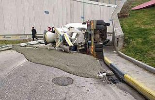 Virajı alamayan beton mikseri devrildi, içerisindeki...