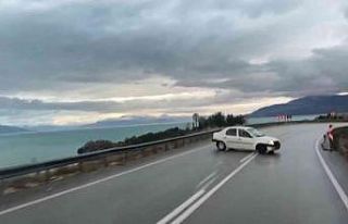 Virajı alamayan otomobil karşıdan gelen kamyonetle...