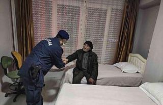 Virane evde yaşayan yaşlı adam otele yerleştirildi