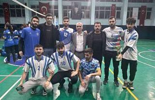 Voleybol turnuvasında renkli görüntüler ortaya...