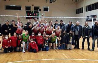 Voleybolda Ayvalık derbisini Kırmızı Şimşekler...