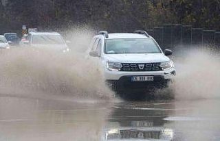 Yağmur sebebiyle göle dönen yollar trafiğe kapatıldı