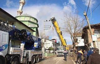 Yan yatan minare indirilmeye çalışılıyor