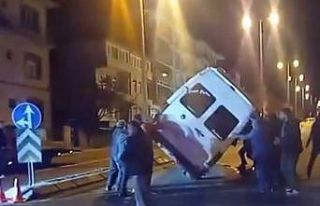Yan yatan minibüsü vatandaşlar el birliğiyle kaldırdı