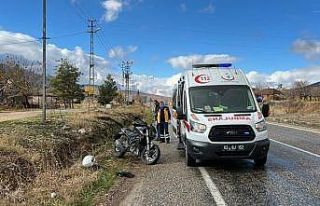 Yan yatan motosiklet sürücüsü yaralandı