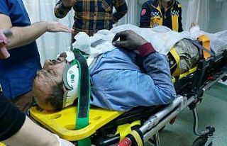 Yanan evinin çatısından düşerek hastanelik oldu