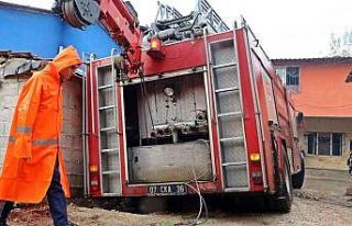 Yangına giden itfaiye aracı, çöken foseptik çukurunda...