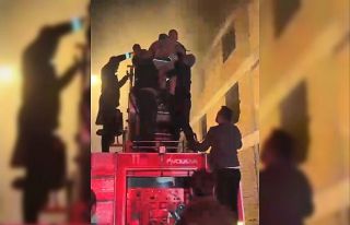 Yangında mahsur kalan yaşlı çifti itfaiye kurtardı