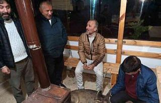 Yaralı karacaya köylüler sahip çıktı
