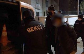 Yaşlı adam oğluyla kablo çalarken bekçilere yakalandı