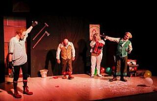 ‘Yaşlı Bir Palyaço Aranıyor’ isimli oyun seyirci...