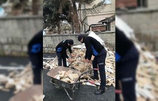Yaşlı çiftin odunlarını zabıta taşıdı