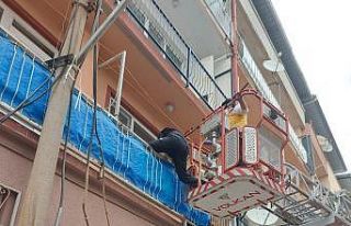 Yaşlı kadının imdadına itfaiye yetişti