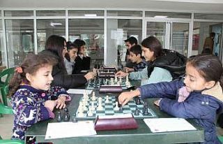 Yeni atanan öğretmen, kızının satrançta başarılı...