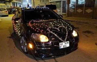Yeniyıla led ışıklarla süslediği otomobiliyle...