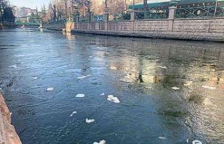 Yer yer donmuş Porsuk Çayı üzerinde ekmek parçaları