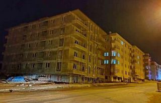 Yılbaşı gecesi inşaat ve elektrik direklerine...