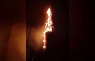 Yıldırım düşen caminin minaresi yandı