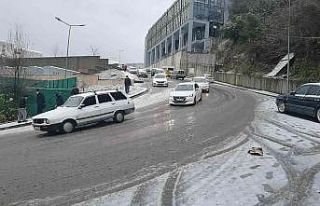 Yoğun kar yağışı karayollarında etkili oldu