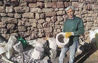 Yoğurt taşı yaparak geçimini sağlıyor
