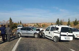 Yol kenarında lastiği değiştirilen araca çarptı:...