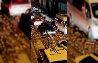 Yol şeker pancarı ile kaplandı, sürücüler ilerlemekte...