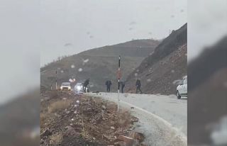 Yola düşen kaya parçaları ulaşımda aksaklığa...