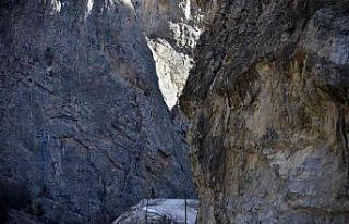 Yola düşme tehlikesi bulunan kayaları patlatmayla...