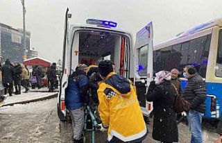 Yolcu minibüsü genç kadına çarptı