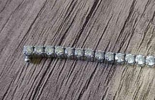 Yolda bulduğu 2 milyonluk pırlanta kolyeyi sahibine...