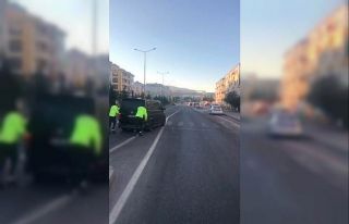 Yolda kalan sürücünün imdadına polis yetişti