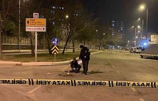 Yolda yürürken otomobilden açılan ateş sonucu...