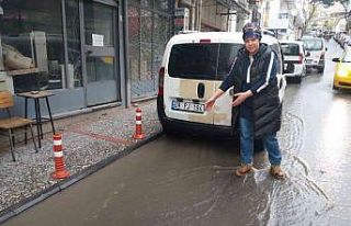 Yoldaki eğim, esnafı zor duruma soktu