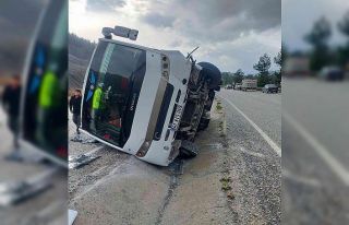 Yoldan çıkan midibüs devrildi, çok sayıda yaralı
