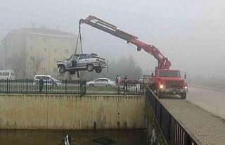 Yoldan çıkan otomobil dereye uçtu 1 kişi yaralandı