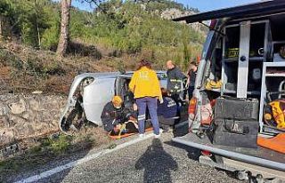 Yoldan çıkan otomobil devrildi: 2 yaralı
