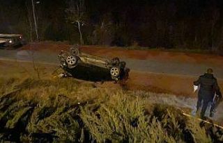 Yoldan çıkan otomobil yürüyüş yoluna devrildi:...