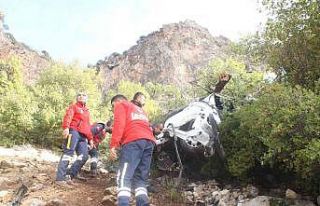 Yoldan çıktı, 350 metrelik uçurumdan yuvarlandı:...