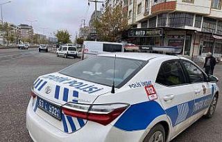 Yolun karşısına geçerken otomobil çarptı