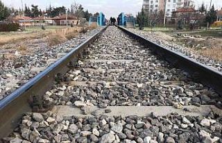 Yük treninin çarptığı emekli uzman çavuş hayatını...