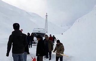 Yüksekova’da çığ düştü, çok sayıda araç...